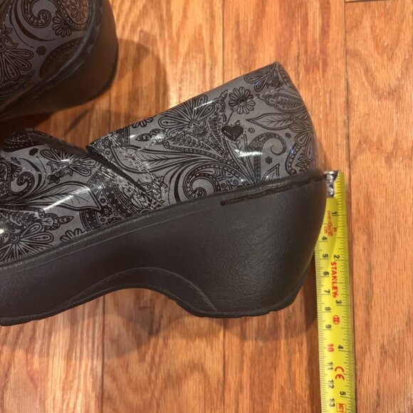 Nurse Mates Bryar Dark Gray & Black Paisley Patent Clogs Shoes Womens Sz 9M - Picture 10 of 10